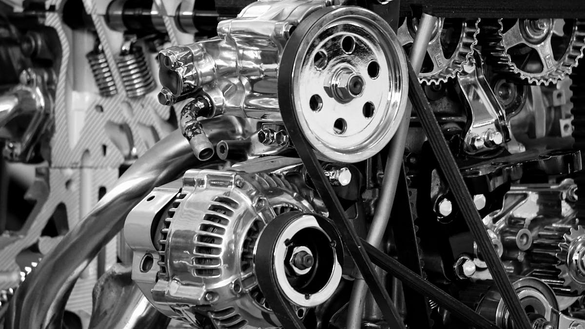 Detailansicht Motor und Riemenantrieb — Präzision in der KFZ-Technik (Foto: Pexels)